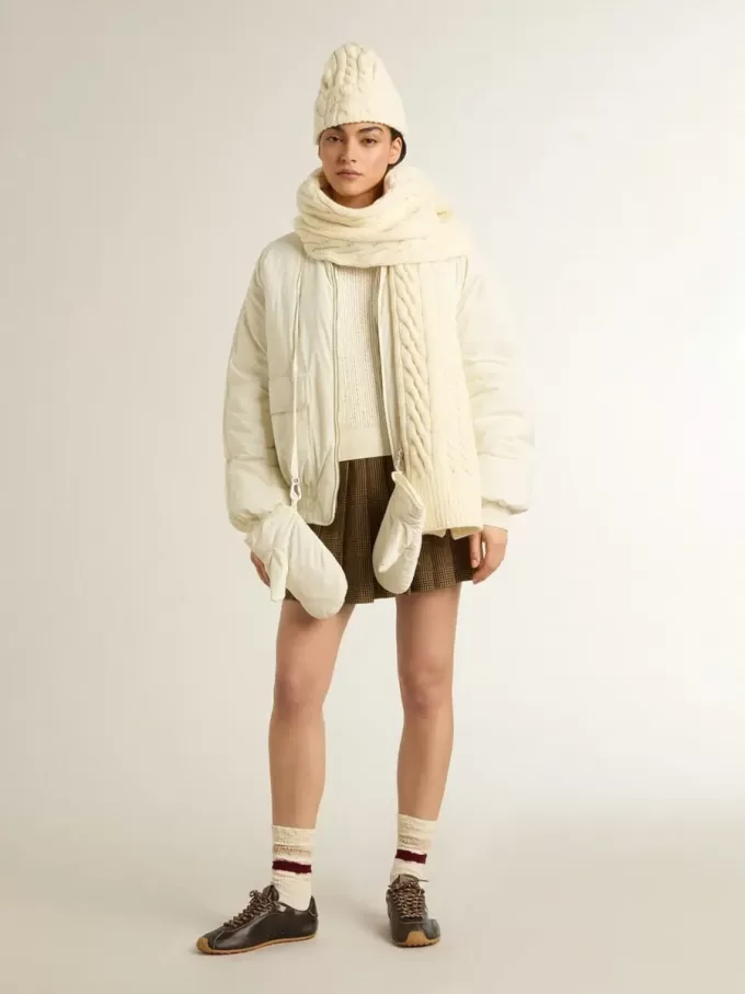 Jersey de cuello redondo para mujer en lana merino blanca con cristales por toda la prenda Jersey de cuello redondo para mujer en lana merino blanca con cristales por toda la prenda