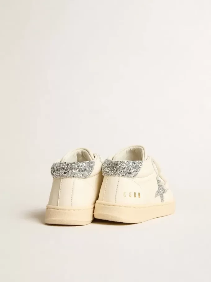 June en piel napa con estrella plateada brillante y lengüeta en el talón June en piel napa con estrella plateada brillante y lengüeta en el talón