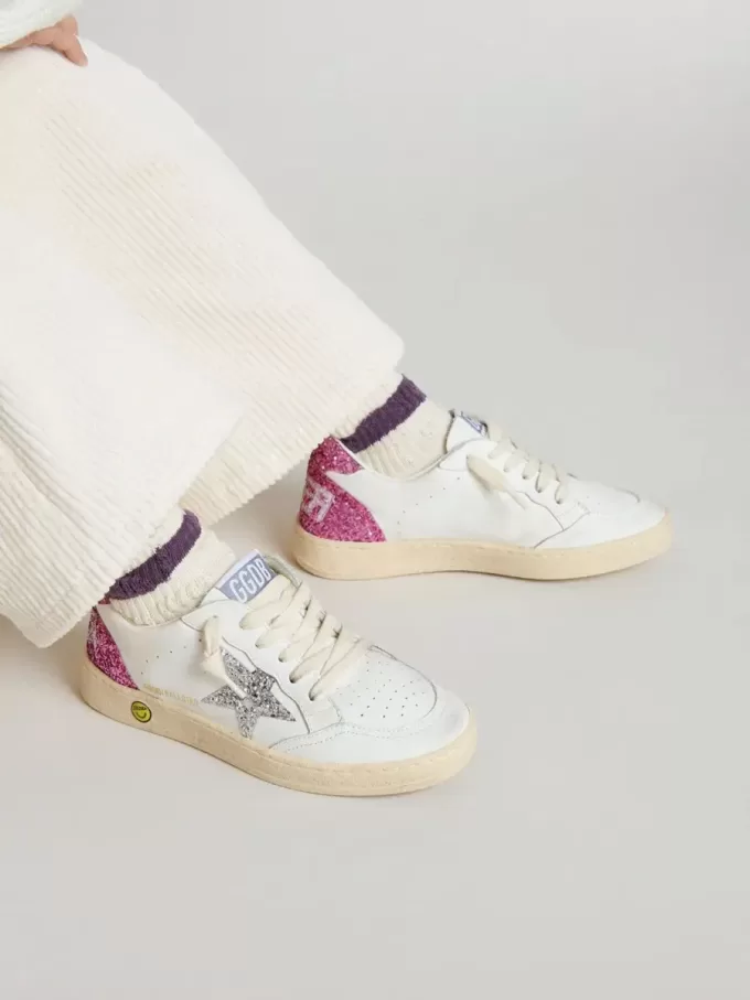 Junior Ball Star con estrella plateada brillante y lengüeta rosa brillante en el talón Junior Ball Star con estrella plateada brillante y lengüeta rosa brillante en el talón