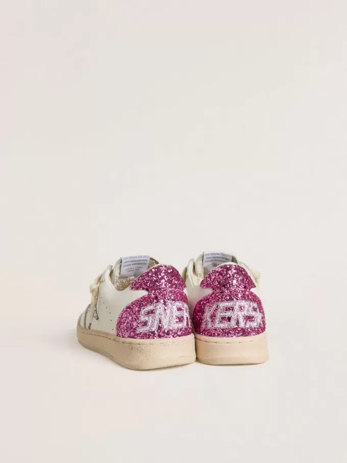 Junior Ball Star con estrella plateada brillante y lengüeta rosa brillante en el talón Junior Ball Star con estrella plateada brillante y lengüeta rosa brillante en el talón