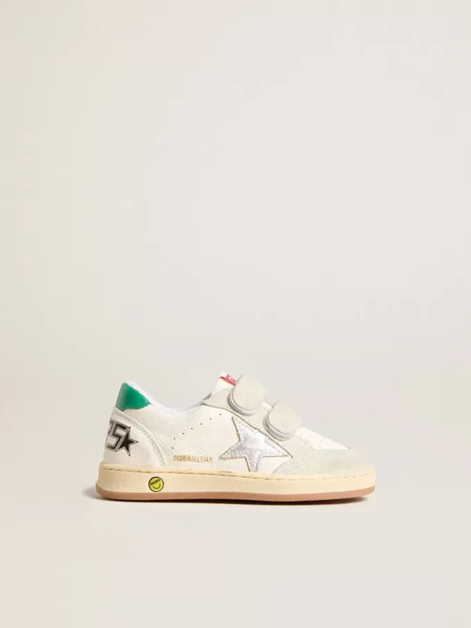 Junior Ball Star con estrella plateada y lengüeta de ante verde en el talón