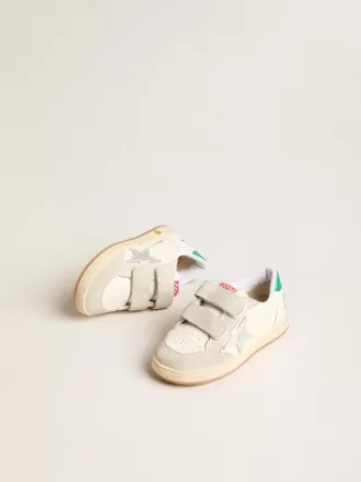 Junior Ball Star con estrella plateada y lengüeta de ante verde en el talón