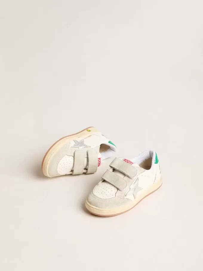 Junior Ball Star con estrella plateada y lengüeta de ante verde en el talón