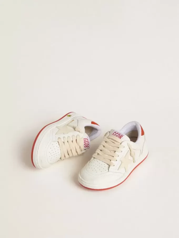 Junior Ball Star en piel con estrella color crema y lengüeta del talón en piel roja Junior Ball Star en piel con estrella color crema y lengüeta del talón en piel roja