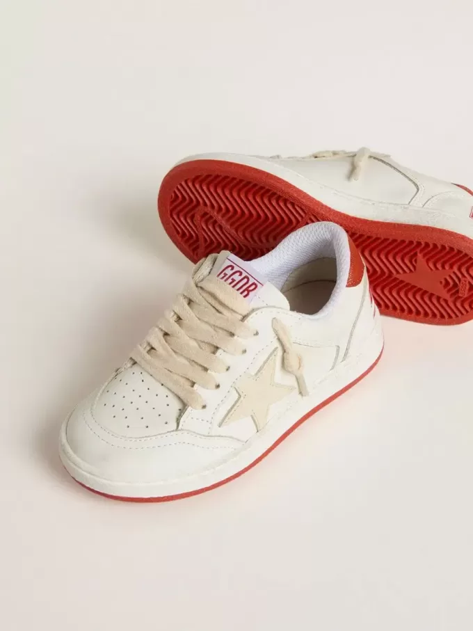 Junior Ball Star en piel con estrella color crema y lengüeta del talón en piel roja Junior Ball Star en piel con estrella color crema y lengüeta del talón en piel roja