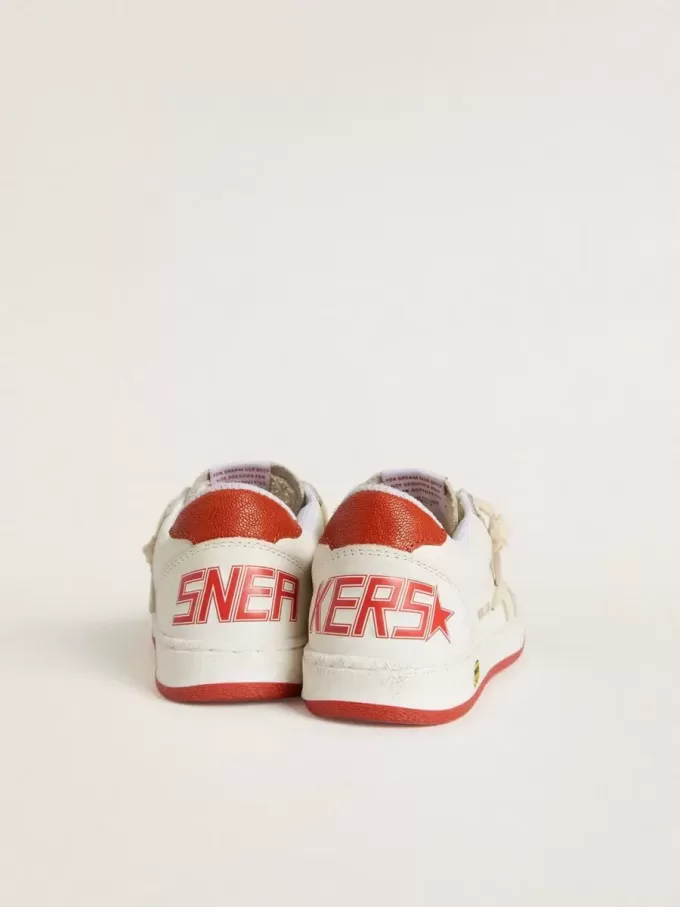 Junior Ball Star en piel con estrella color crema y lengüeta del talón en piel roja Junior Ball Star en piel con estrella color crema y lengüeta del talón en piel roja