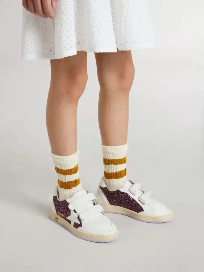 Junior Ball Star en purpurina morada con estrella y lengüeta en el talón de cuero blanco Junior Ball Star en purpurina morada con estrella y lengüeta en el talón de cuero blanco