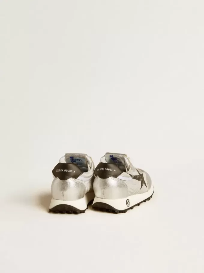 Junior Marathon en nailon plateado con estrella negra y lengüeta de cuero en el talón