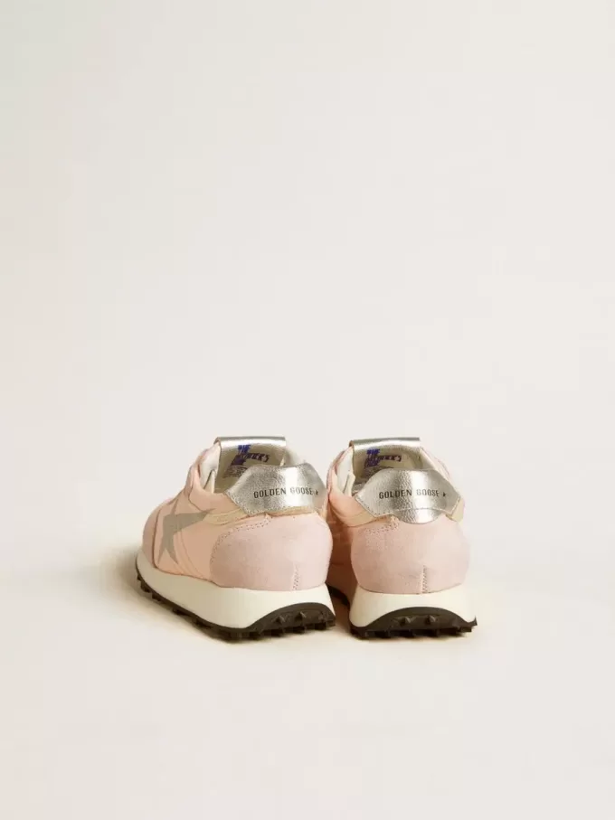 Junior Marathon en nailon rosa con estrella estampada y lengüeta de cuero en el talón.