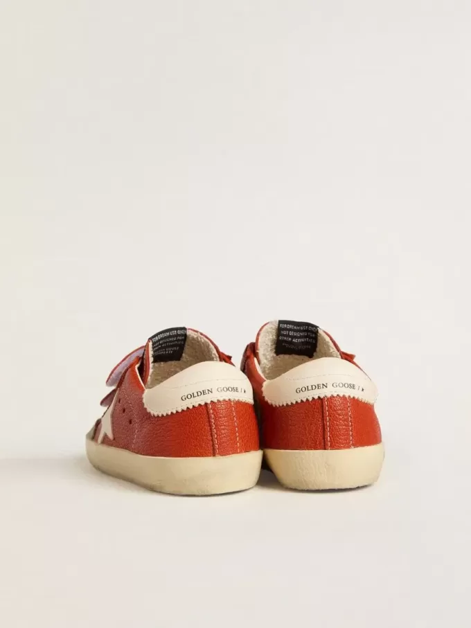 Junior Old School en napa naranja con estrella blanca y lengüeta de cuero color crema en el talón Junior Old School en napa naranja con estrella blanca y lengüeta de cuero color crema en el talón