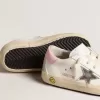 Junior Super-Star en piel blanca con estrella metálica plateada y lengüeta rosa en el talón Junior Super-Star en piel blanca con estrella metálica plateada y lengüeta rosa en el talón