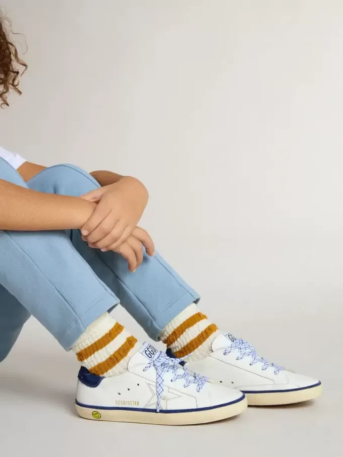 Junior Super-Star en piel blanca con lengüeta del talón en ante azul Junior Super-Star en piel blanca con lengüeta del talón en ante azul