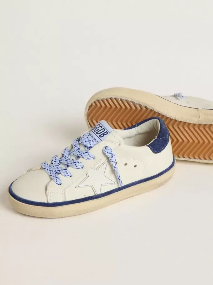 Junior Super-Star en piel blanca con lengüeta del talón en ante azul Junior Super-Star en piel blanca con lengüeta del talón en ante azul