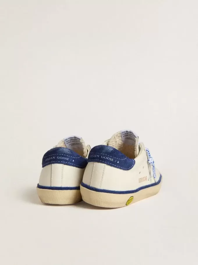 Junior Super-Star en piel blanca con lengüeta del talón en ante azul Junior Super-Star en piel blanca con lengüeta del talón en ante azul