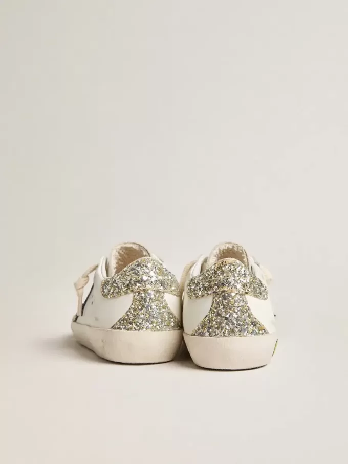 Junior Super-Star en piel con estrella brillante y lengüeta en el talón Junior Super-Star en piel con estrella brillante y lengüeta en el talón