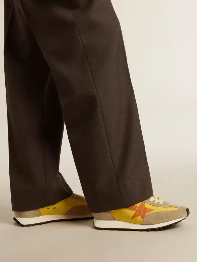 Marathon para hombre con parte superior de nailon amarillo y estrella naranja