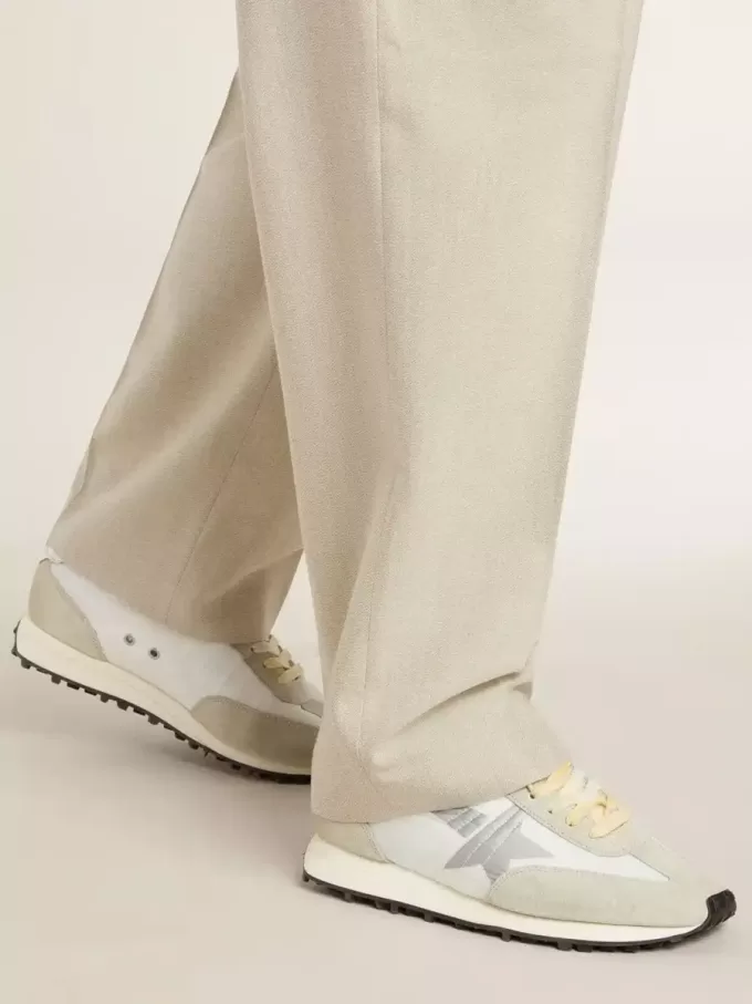 Marathon para hombre con parte superior de nailon blanco y estrella plateada. Marathon para hombre con parte superior de nailon blanco y estrella plateada.