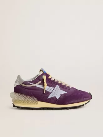 Marathon para hombre con parte superior de nailon morado y estrella blanca.