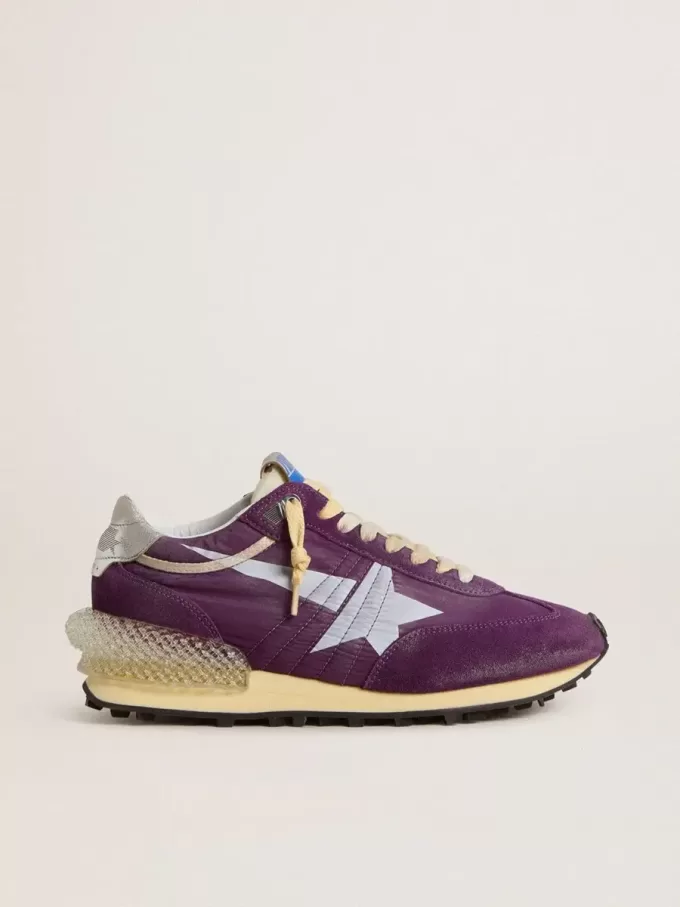 Marathon para hombre con parte superior de nailon morado y estrella blanca.