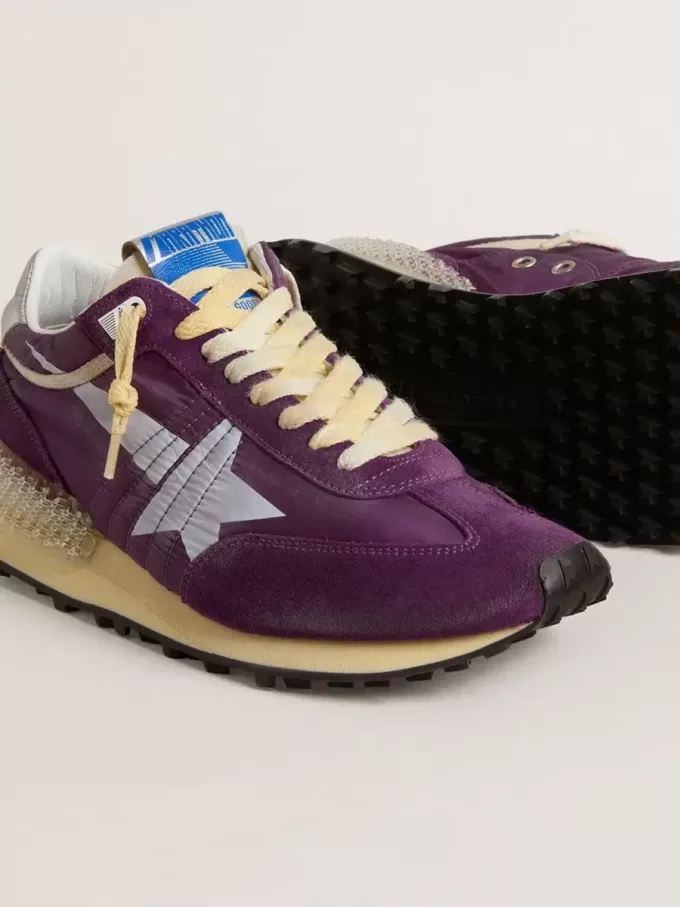 Marathon para hombre con parte superior de nailon morado y estrella blanca.