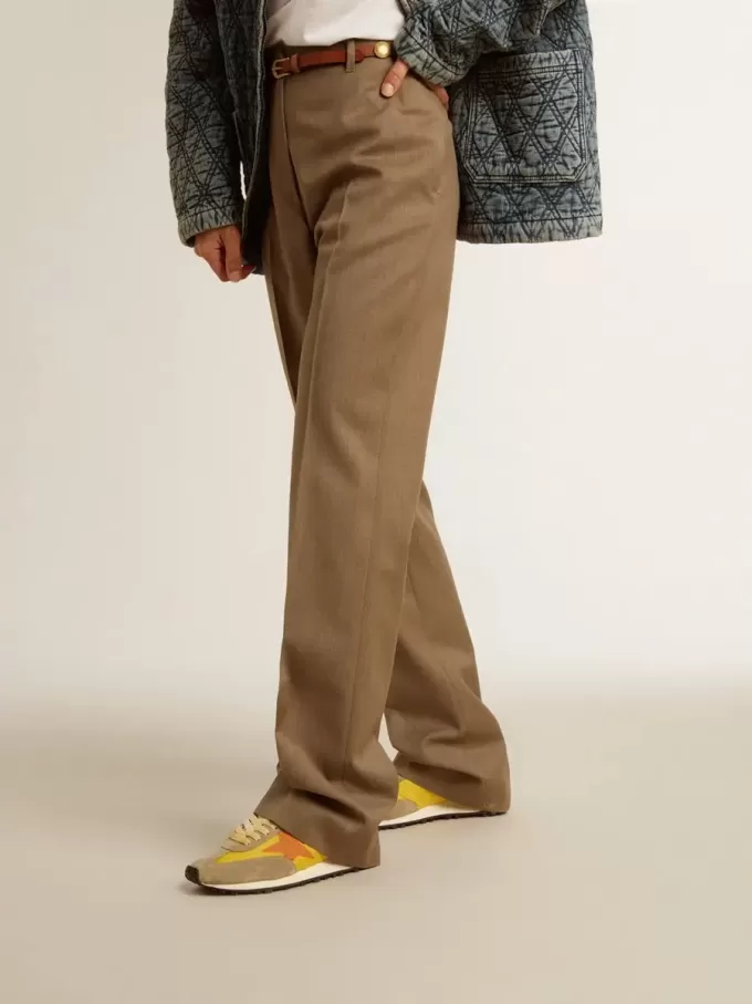 Marathon para mujer con parte superior de nailon amarillo y estrella naranja.