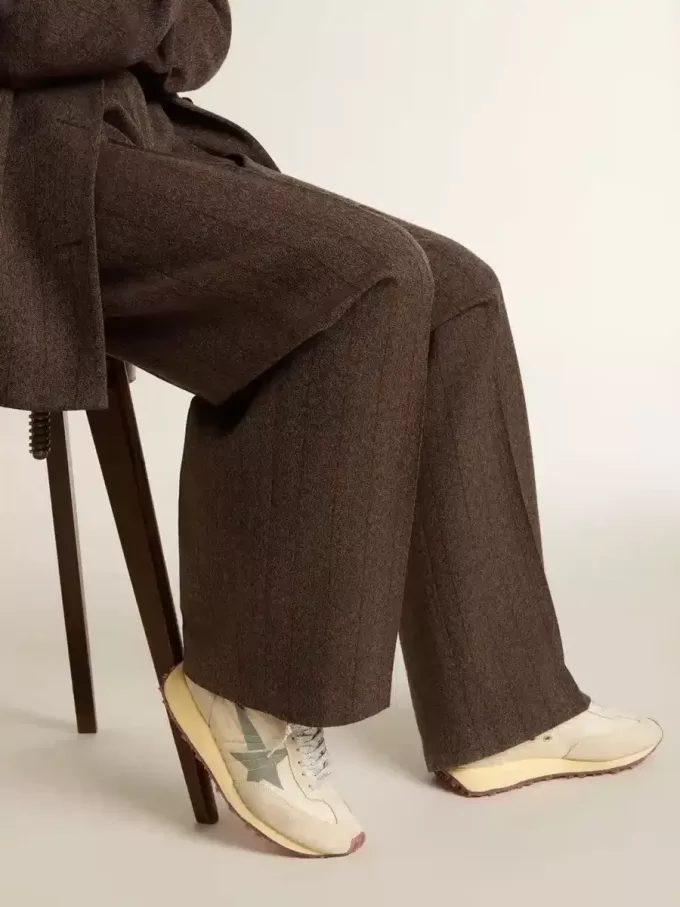 Marathon para mujer con parte superior de nailon beige y estrella gris