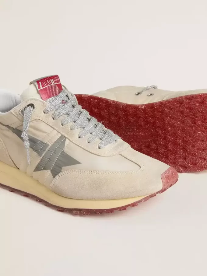 Marathon para mujer con parte superior de nailon beige y estrella gris