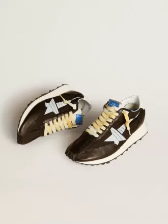 Marathon para mujer con parte superior de nailon negro y estrella blanca.