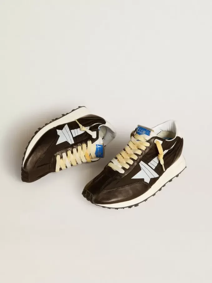 Marathon para mujer con parte superior de nailon negro y estrella blanca. Marathon para mujer con parte superior de nailon negro y estrella blanca.