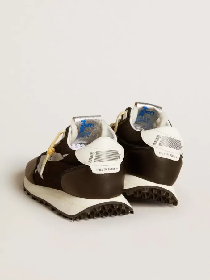 Marathon para mujer con parte superior de nailon negro y estrella blanca. Marathon para mujer con parte superior de nailon negro y estrella blanca.