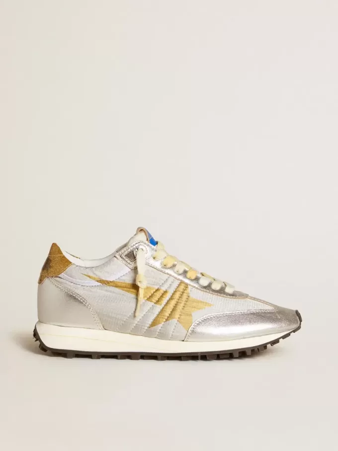 Marathon para mujer con parte superior de nailon ripstop plateado y estrella dorada.