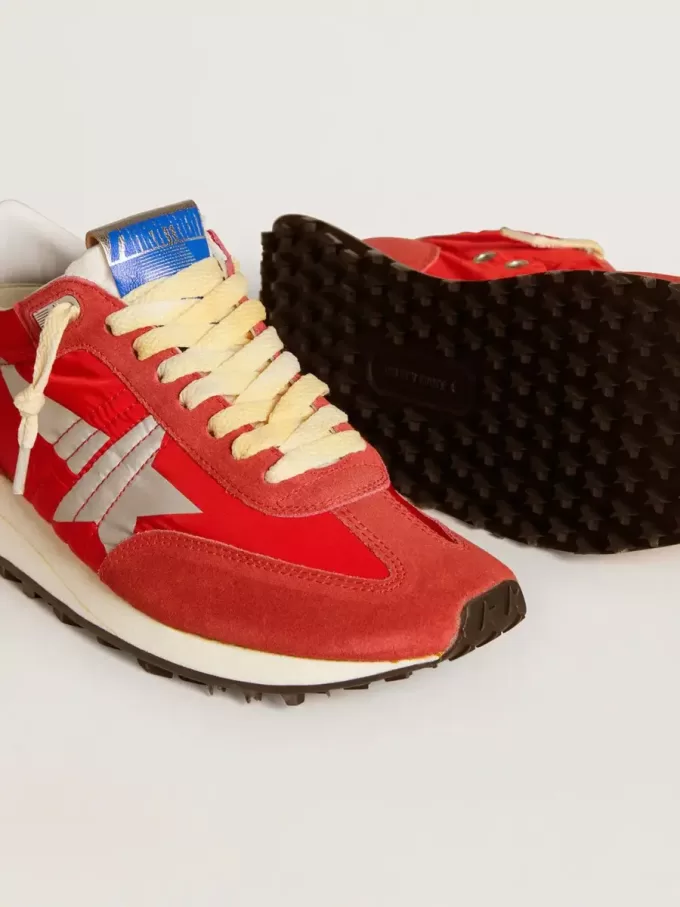 Marathon para mujer con parte superior de nailon rojo y estrella plateada