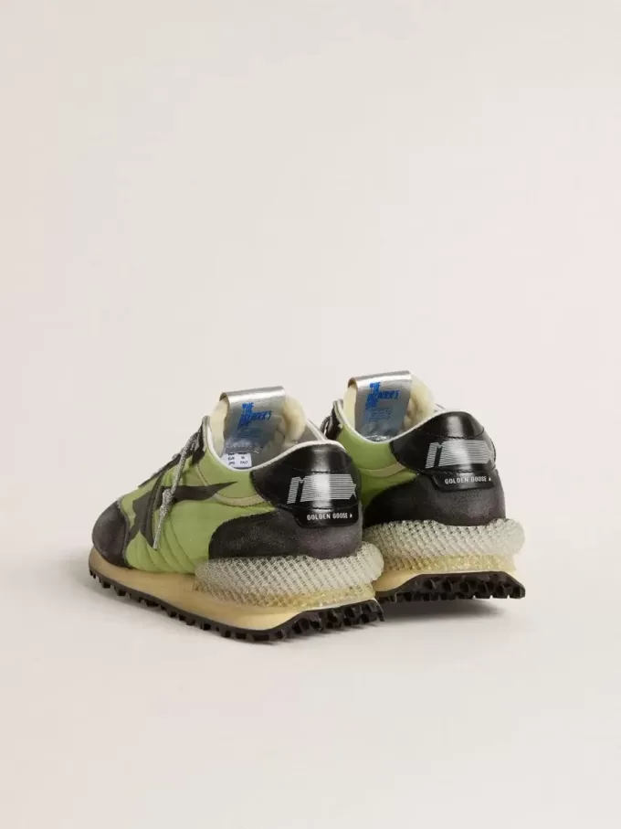 Marathon para mujer con parte superior de nailon verde y estrella negra