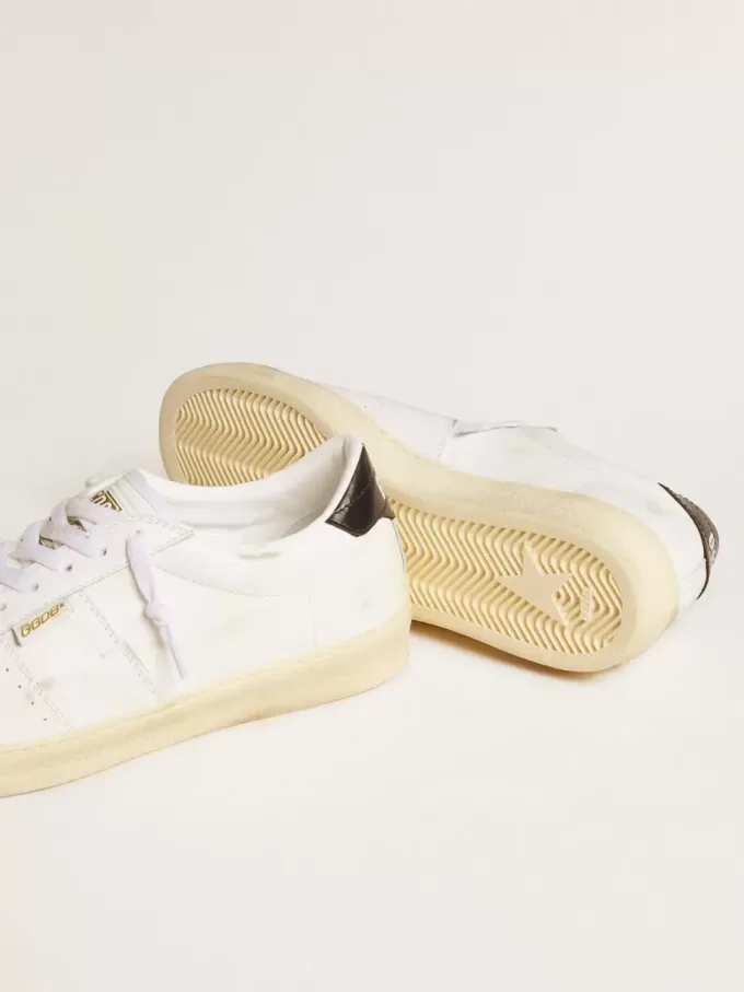 Matchstar en piel blanca con lengüeta del talón en piel azul oscuro