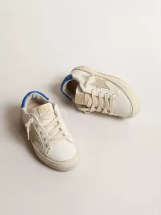 May Teen blanco con estrella de ante gris y lengüeta azul en el talón