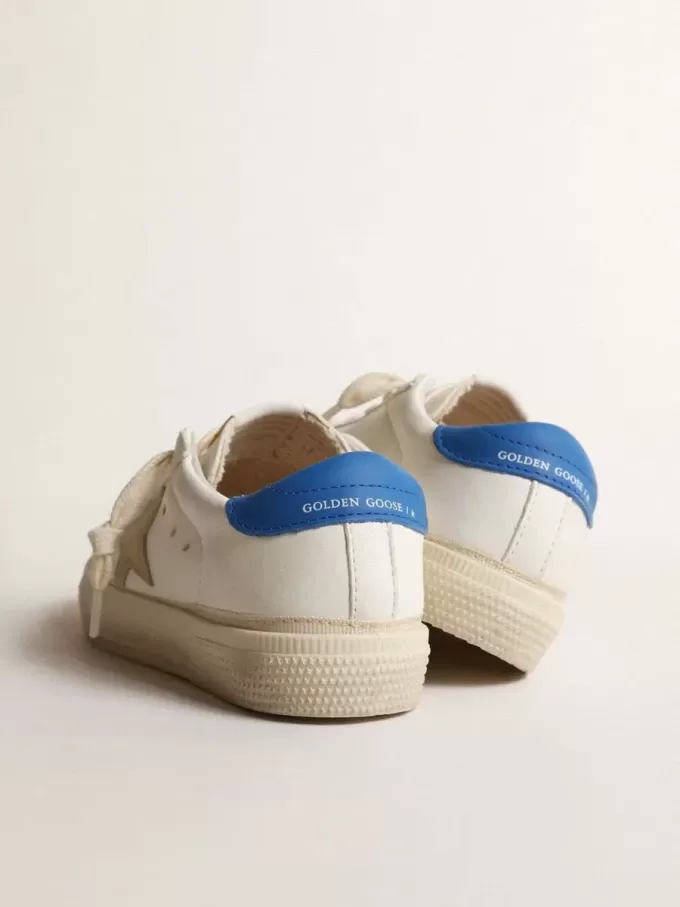 May Teen blanco con estrella de ante gris y lengüeta azul en el talón