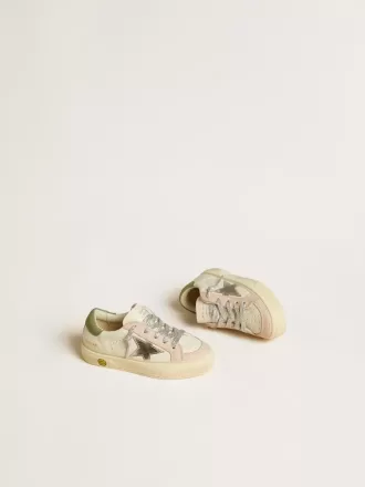 May Teen en napa con estrella plateada y lengüeta verde oliva en el talón May Teen en napa con estrella plateada y lengüeta verde oliva en el talón