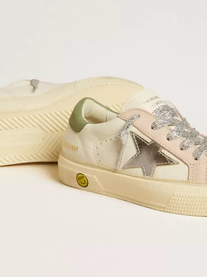 May Teen en napa con estrella plateada y lengüeta verde oliva en el talón