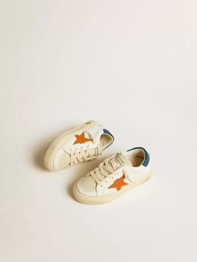 May Teen en nubuck con estrella naranja y lengüeta azul en el talón May Teen en nubuck con estrella naranja y lengüeta azul en el talón