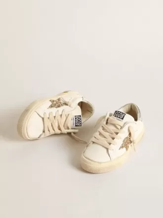 May Teen en piel blanca con estrella dorada brillante y lengüeta plateada en el talón