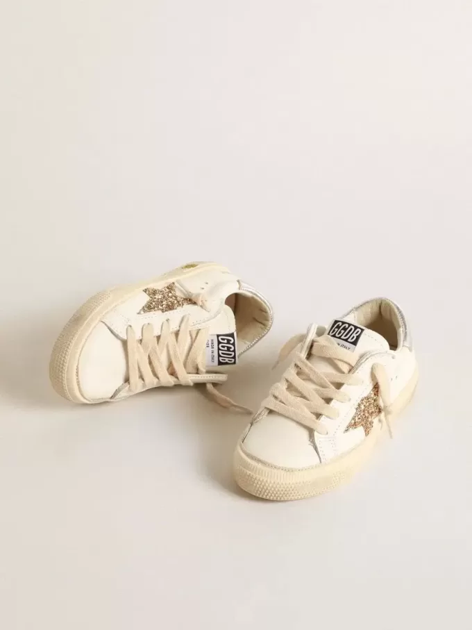 May Teen en piel blanca con estrella dorada brillante y lengüeta plateada en el talón May Teen en piel blanca con estrella dorada brillante y lengüeta plateada en el talón