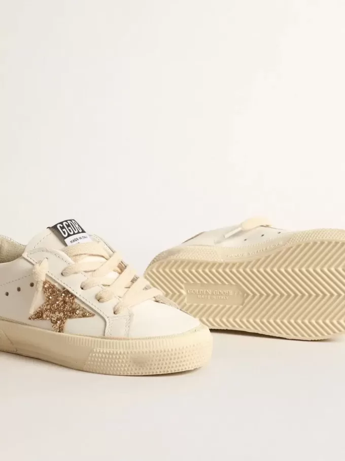 May Teen en piel blanca con estrella dorada brillante y lengüeta plateada en el talón May Teen en piel blanca con estrella dorada brillante y lengüeta plateada en el talón
