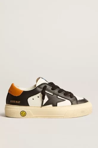 May Teen en piel negra y blanca con estrella negra y lengüeta naranja en el talón