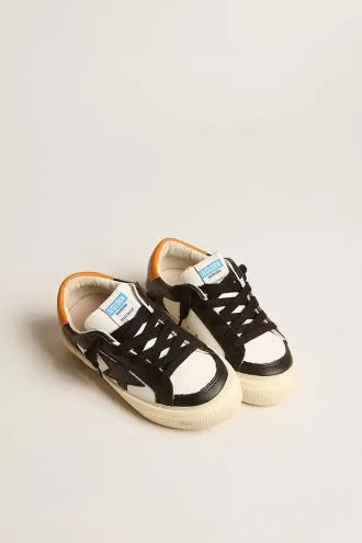May Teen en piel negra y blanca con estrella negra y lengüeta naranja en el talón