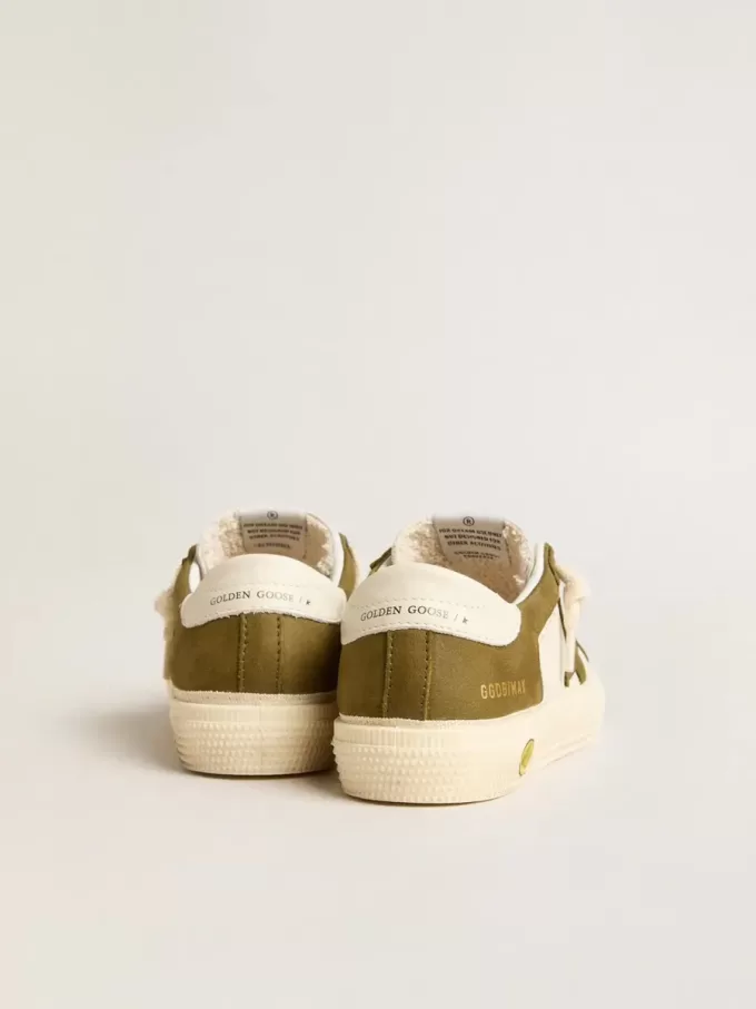 May Young en cuero blanco y verde militar