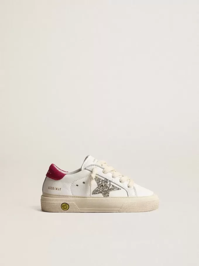 May Young en piel napa con estrella brillante platino y lengüeta magenta en el talón May Young en piel napa con estrella brillante platino y lengüeta magenta en el talón