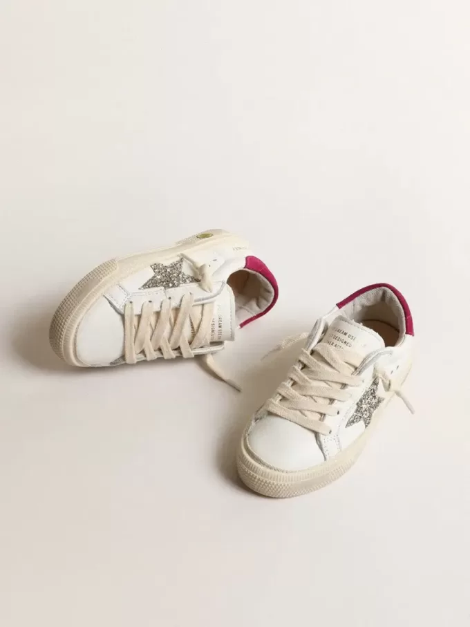 May Young en piel napa con estrella brillante platino y lengüeta magenta en el talón May Young en piel napa con estrella brillante platino y lengüeta magenta en el talón