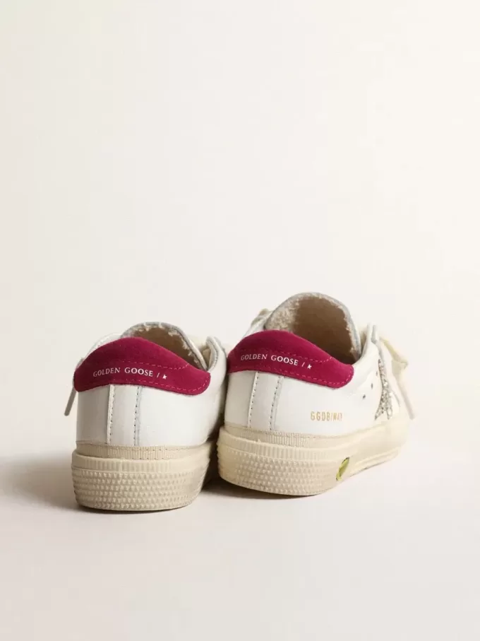 May Young en piel napa con estrella brillante platino y lengüeta magenta en el talón May Young en piel napa con estrella brillante platino y lengüeta magenta en el talón