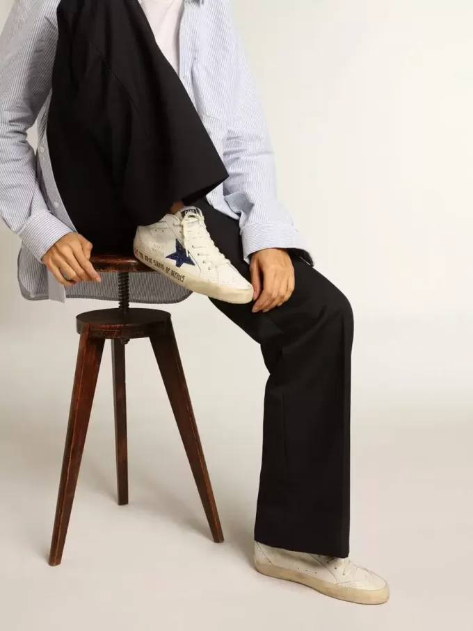 Mid Star con estrella azul brillante y lengüeta de ante rosa en el talón. Mid Star con estrella azul brillante y lengüeta de ante rosa en el talón.