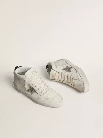 Mid Star para mujer con estrella plateada brillante y lengüeta laminada negra en el talón